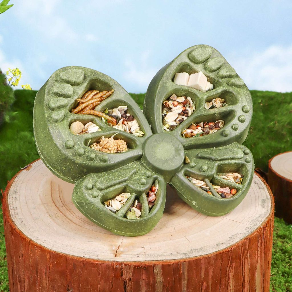 The butterfly-shaped small animal feeder is designed for small pets such as hamsters, chinchillas, rabbits, etc. It is made of food-grade materials and is cute and practical.