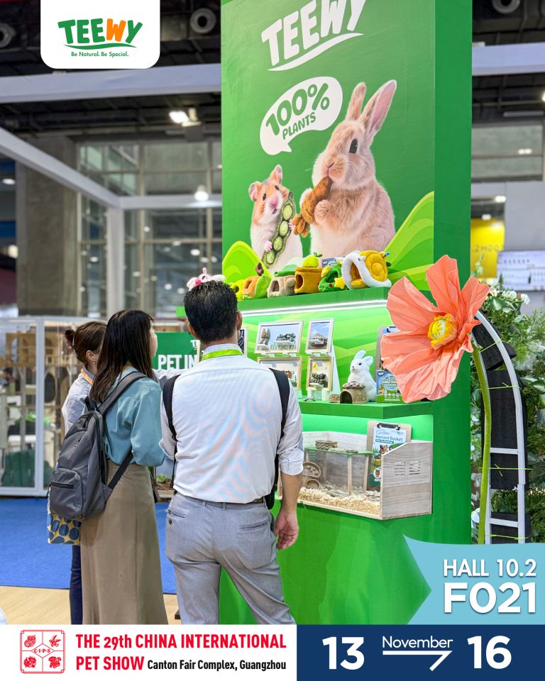Professional discussion about edible small pet products at our exhibition booth.